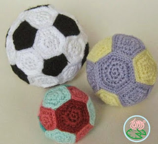 http://translate.googleusercontent.com/translate_c?depth=1&hl=es&rurl=translate.google.es&sl=en&tl=es&u=http://tomacreations.wordpress.com/2014/01/10/free-pattern-amigurumi-football-soccer-ball-plus-two-extra-toy-balls/&usg=ALkJrhhur25r5AckBuOfJ1vpGT2U6GSrrQ