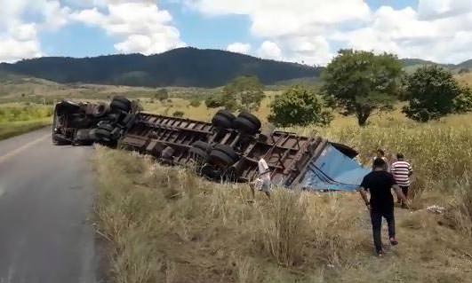 SUDOESTE BAIANO: Após ataque de abelhas,motorista tomba carreta que saiu da cidade de Vitória da Conquista.