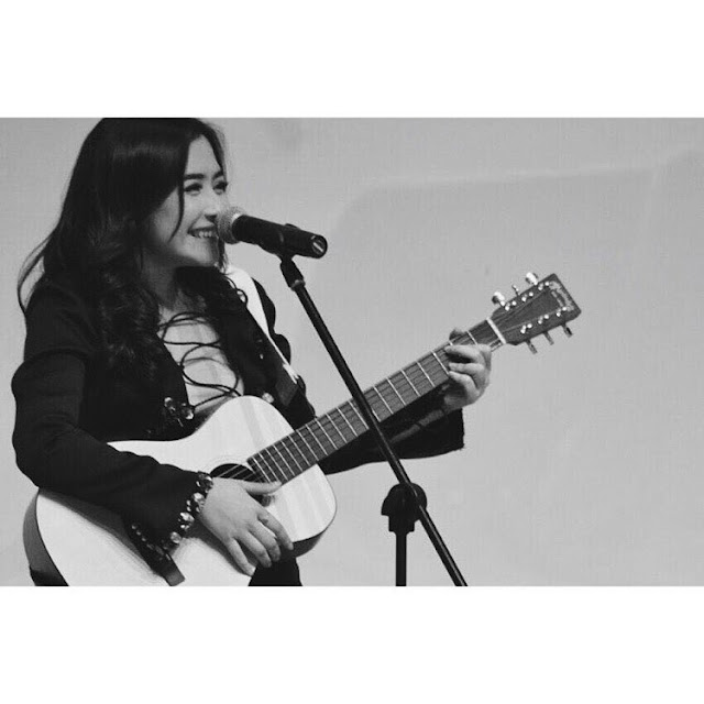 Foto Prilly Latuconsiona bermain gitar