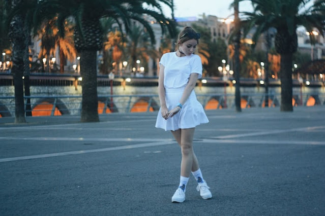 Simple Outfits for Any Occasion,The JumpsuitT,he Maxi Dress,The Chambray Shirt and SkirtT,he Cardigan and Jeans,The Classic White T-Shirt and Jeans,The Blouse and Trousers,The Skirt and T-Shirt,The Little Black Dress,The Turtleneck and Trousers