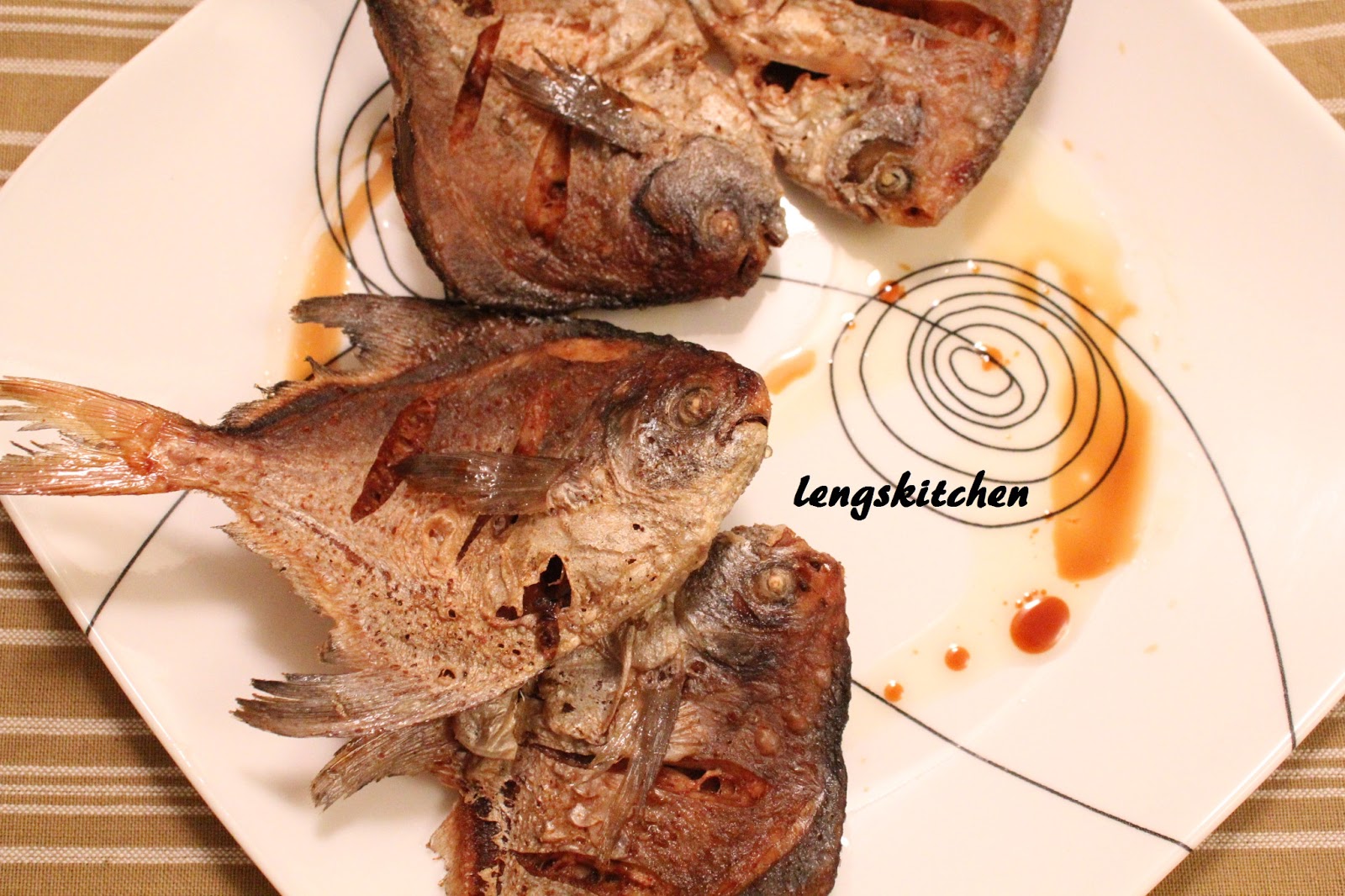 Kitchen Chaos: Crispy Deep Fried Baby White Pomfret 脆皮炸白鲳鱼仔