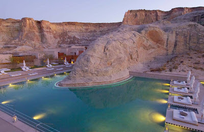 Foto piscina construida entre formaciones geológicas