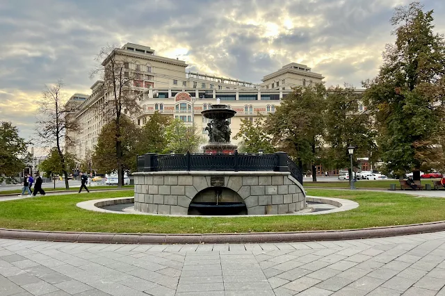 площадь Революции, Фонтан Витали, гостиница Four Seasons Hotel Moscow / «Москва»