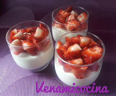 Vasitos de mousse de chocolate blanco con fresas