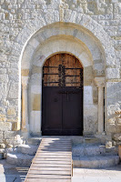 Interesante Portada de la iglesia de Sant Feliu en Beuda, cerca de  Besalú 