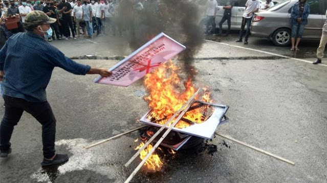 Massa di Medan Demo, Injak dan Bakar Spanduk Bergambar Habib Rizieq