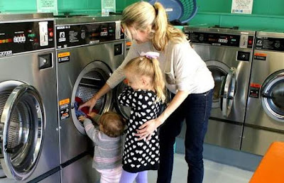 Usaha sampingan wanita jasa laundry image
