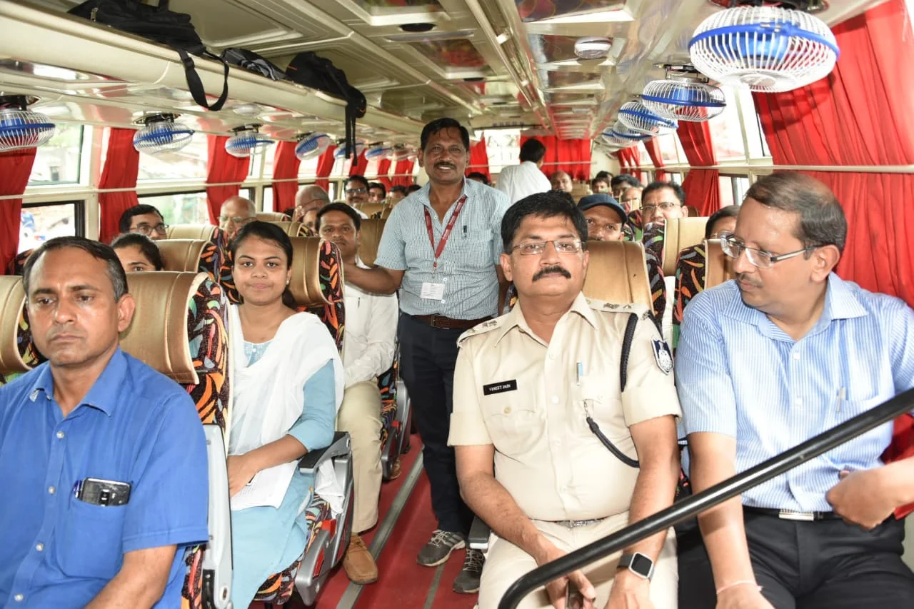 Jhabua News- कलेक्टर एसपी के नेतृत्व में बस से सरकार पहुची रतनाली और खवासा