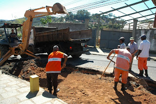 Outra via que recebe o serviço de nova pavimentação é a R. São Pedro