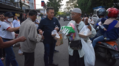 Hari ke-13 Ramadhan, PWI dan IKWI Kota Bandung Didukung Majelis Ta’lim Al Jabbar 86 Berbagi 500 Makanan Siap Santap