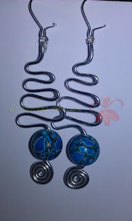 Pendientes aluminio plateado y bola de concha prensada azul