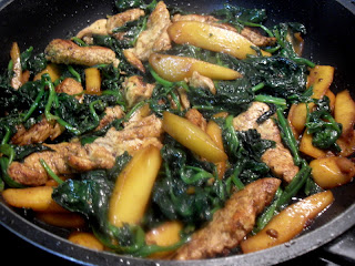 Salteado en wok el de pollo con mango, pimiento y espinacas.