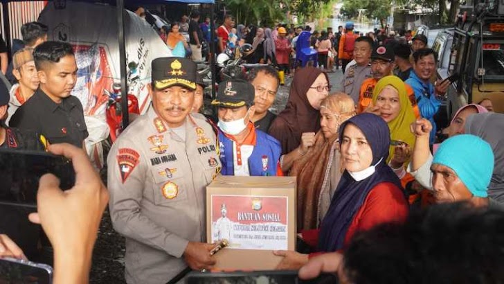 Kapolda Sulsel Bersama Pangdam Hasanuddin, Serahkan 100 Paket Sembako Ke Korban Banjir Makassar