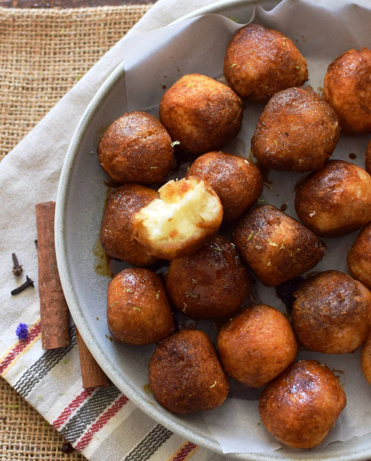 Los buñuelos de yuca son suaves por dentro y crujientes por fuera