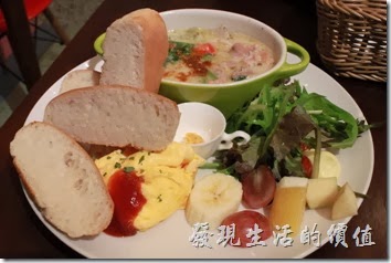 台南-mumu小客廳早午餐。【白酒奶油燴雞】早午套餐，NT$240。除了白酒奶油燴雞之外，還有手工麵包、野菜沙拉、歐姆蛋，中間有一小缽的土黃色的蒜頭奶油。