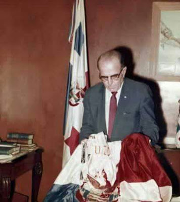 Histórica foto en dónde se muestra al presidente Roberto F. Chiari entristecido y enfurecido por la destrucción de la Bandera Panameña, eran las 9:30pm del 9 de enero.