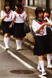 Chicas japonesas con uniforme escolar.
