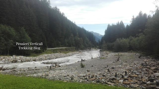 Fiume della Stubaital lungo il Sentiero delle Acque selvagge per raggiungere la cascata Grawa