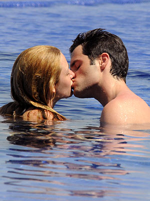 Penn Badgley And Girlfriend Kissing Wallpaper