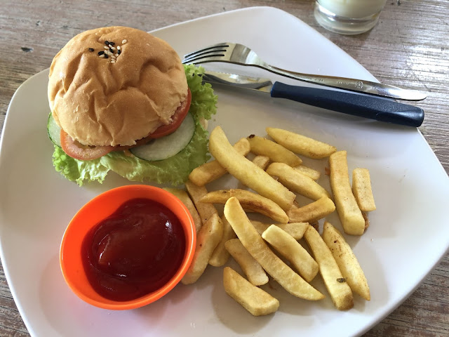 Burger ala Loving Hut - habisliburan.com