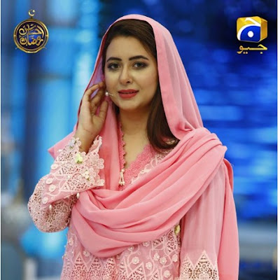 Rabia Anam is a household name now as we have seen her giving us breaking news for years now. She has a very specific style of reading the news which has made her memorable in the memories of many. Rabia Anam is also a host now and is hosting Ramadan transmission this year on Geo. Rabia is seen in some beautiful and serene styles in the transmission. She has been acing her style job this Ramdan season.  Here are a few clicks of the lady while hosting the show: