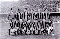 C. F. BARCELONA. Temporada 1961-62. Pesudo, Julio César Benítez, Garay, Gracia, Segarra, Marañón. Villaverde, Kocsis, Eulogio Martínez, Pereda y Ángel Mur (masajista). C. F. BARCELONA 3 🆚 REAL MADRID C. F. 1 Domingo 21/01/1962, 16:00 horas. Campeonato de Liga de 1ª División, jornada 20. Barcelona, Nou Camp. GOLES: ⚽1-0: 4’, Evaristo. ⚽2-0: 40’, Kocsis. ⚽3-0: 83’, Evaristo. ⚽3-1: 86’, Félix Ruiz.