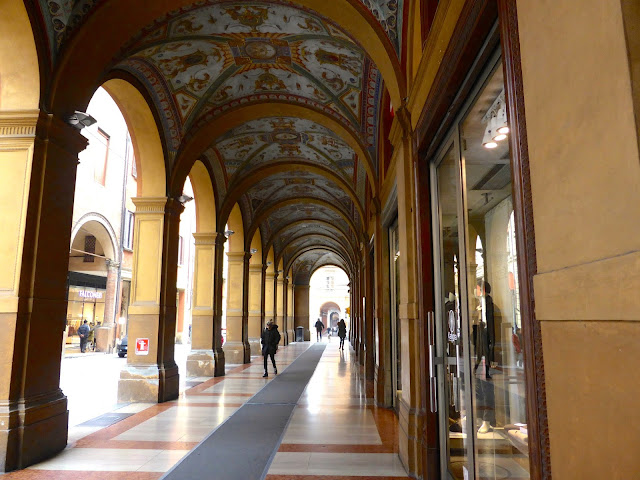 Bologna-portici-via-farini