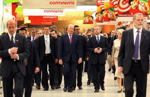 Harald V visita o hipermercado Continente no Centro Comercial Colombo, durante uma acção de promoção do bacalhau da Noruega (© Lusa/Inácio Rosa)