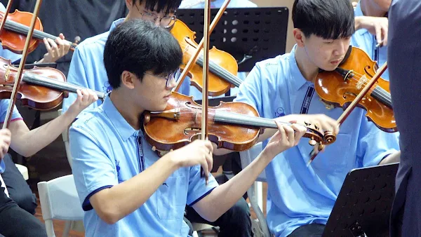 ▲青少年管弦樂團首席楊承鈞感謝王惠美縣長給予支持，還有師長及父母的支持，讓他們能夠到維也納表演，以及參加各種活動。（記者林明佑攝）