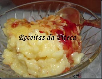 Arroz doce de laranja, doce de morango e amêndoas-empratado perto