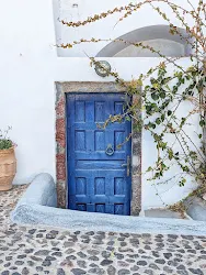 Blue door in Megalochori on a Santorini itinerary