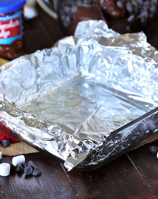 Foil-Lined 9-Inch Baking Dish Image