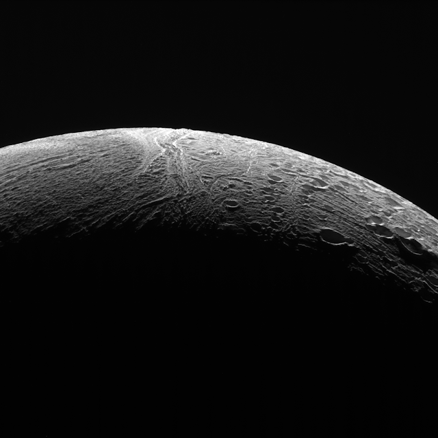Enceladus, lodowy księżyc Saturna / fot. http://www.nasa.gov/