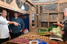 Jokowi Cek Harga Komoditas Pangan di Pasar Citeko, Purwakarta 