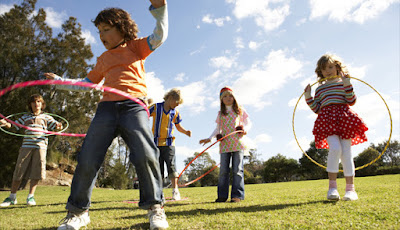 children playing hola hop together