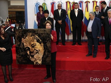 As presidentes Cristina Kirchner e Dilma Rousseff seguram uma pintura com o rosto do ex-presidente Lula Foto AP