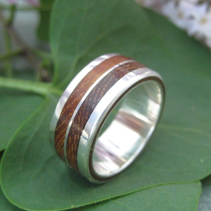  located the perfect non wedding ring from Etsy seller Naturalezanica