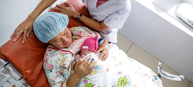 Una mujer y su bebé recién nacido en el Centro Nacional de Salud para Mujeres y Niños de Ulaanbaatar, Mongolia.UNICEF/Jan Zammit
