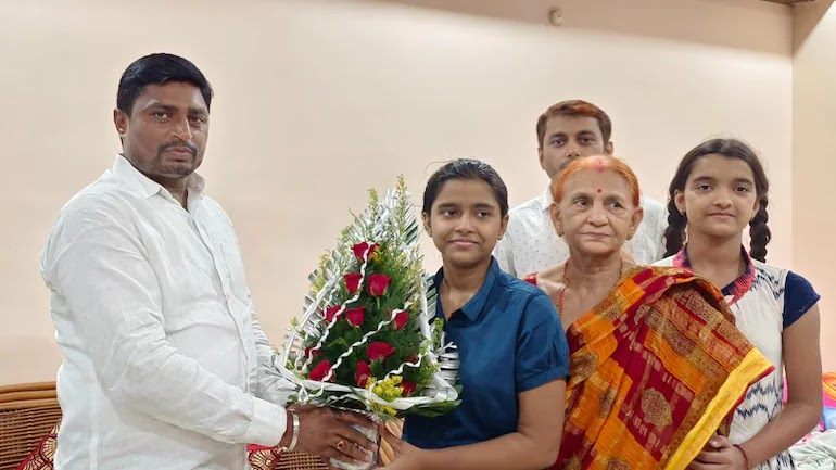 CBSE Class 10 topper from Bihar, Sreeja, bagged 497/500 without any tuition. (Photo: Sreeja with her younger sister, maternal grandmother and maternal uncles)