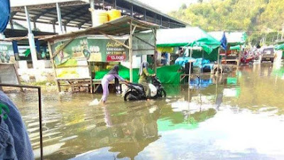 Dampak Banjir Rob, Kawasan Pasar Ama Hami Kota Bima Tergenang