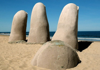 gambar Patung Hand of Punta del Este