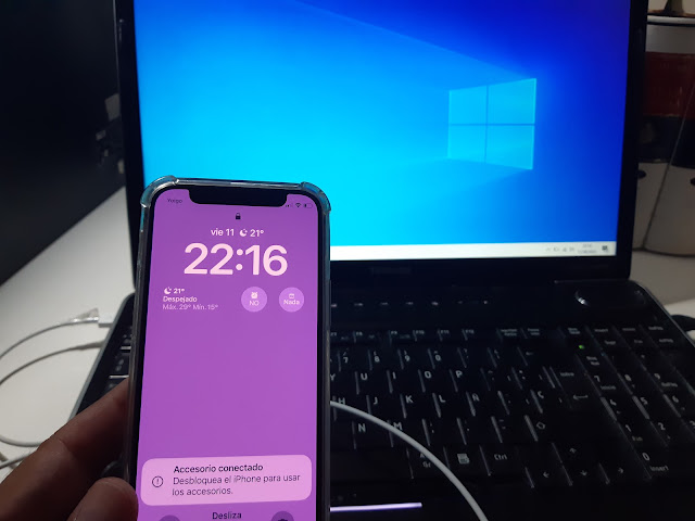Un iPhone conectado a un ordenador portátil con Windows