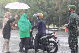 Meski Cuaca Hujan Lebat, Tak Menghalangi Kodim 0317/TBK Berbagi Takjil
