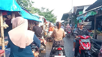 Meski Pernah Dibongkar, Pedagang Pasar Ciherang Cikande Jualan di Bahu Jalan Pengendara Minta Ditertibkan