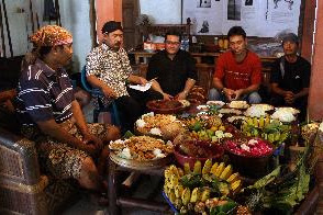 Keris, cara pembuatan keris dan lingkunganya. Macam-macam keris . Proses Pembuatan Keris. KRT. Empu Subandi Supaningrat