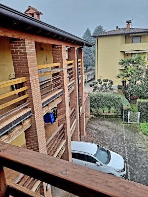 Locate di Ponte San Pietro trilocale in vendita - loggiati in legno