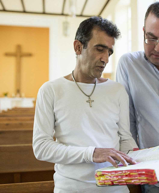 Zonoobi, marceneiro iraniano de Shiraz, chegou na Alemanha com sua mulher e dois filhos. Meses depois ficou cristão.