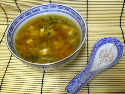 Sopa de miso con tofu y verduras.