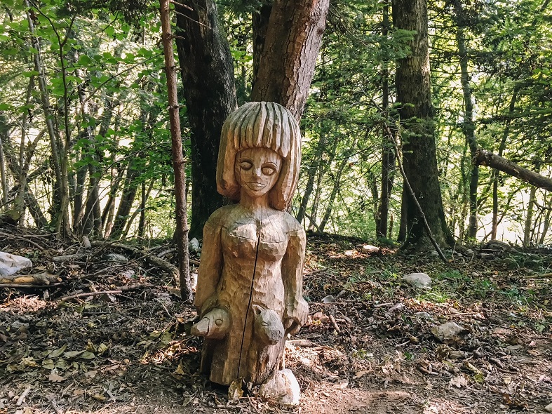 Una scultura sul Sentiero dello spirito del bosco