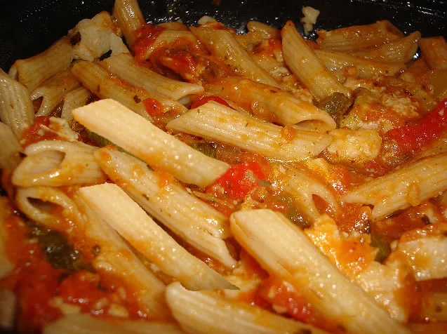 ragoût de pâtes aux aubergines, tomates, ail, huile d'olive, plat vegan